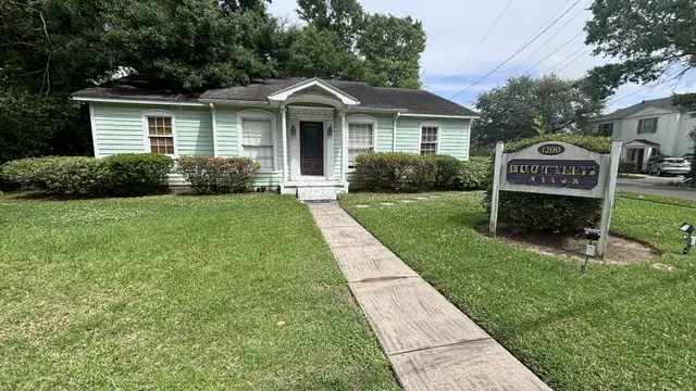 Free Standing Office/Retail Space with Road Frontage and Easy Access to Downtown thumbnail 2