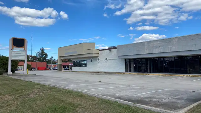 Free-Standing Retail Building thumbnail 3