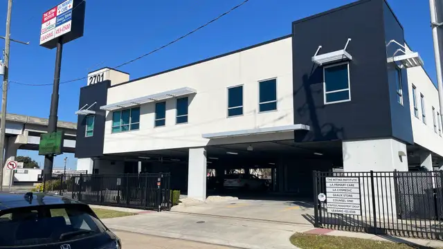 Medical / Office Space for Lease - 2701 N Causeway Blvd thumbnail 3