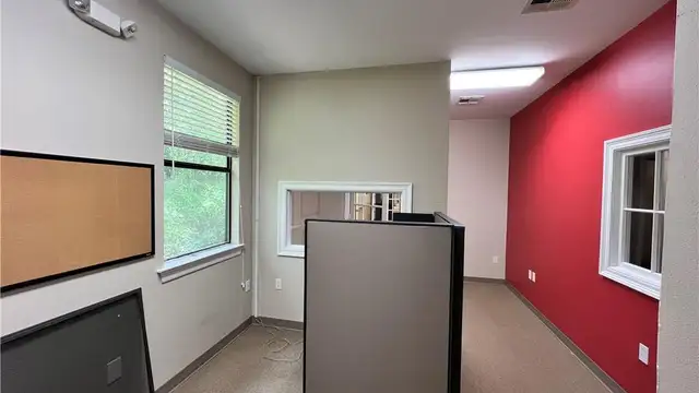 Office Space Conveniently Located thumbnail 2