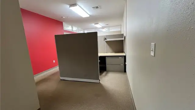 Office Space Conveniently Located thumbnail 4
