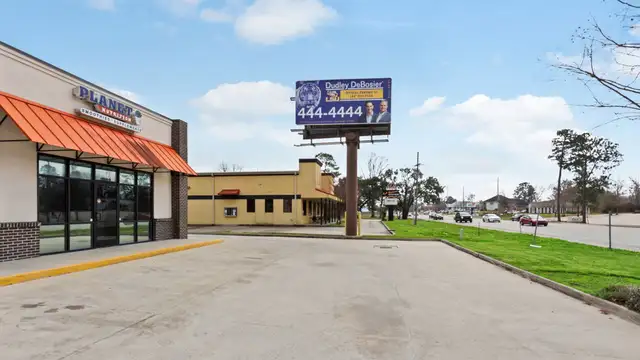 Vanilla Shell Retail Space in Multi-Tenant Strip Center thumbnail 4
