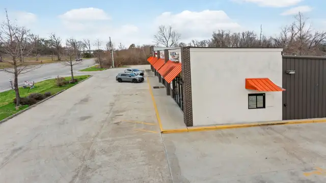 Vanilla Shell Retail Space in Multi-Tenant Strip Center thumbnail 2