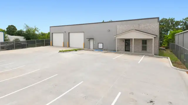 Industriplex Office Warehouse with 3 Phase Power thumbnail 2