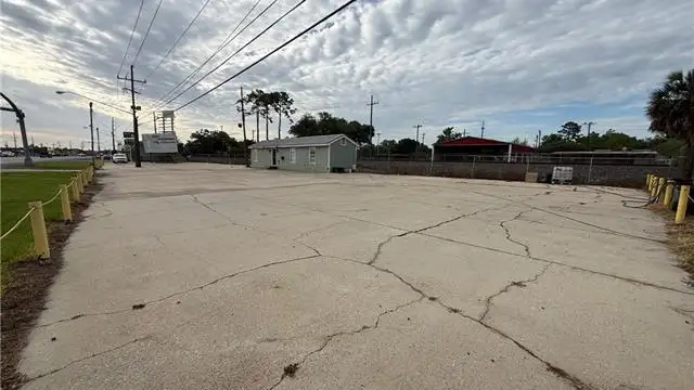 1201 W Airline Hwy thumbnail 3