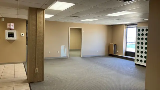 Office Building with Laydown Yard thumbnail 3