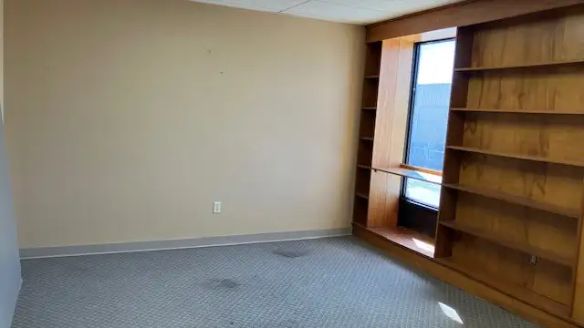 Office Building with Laydown Yard thumbnail 5