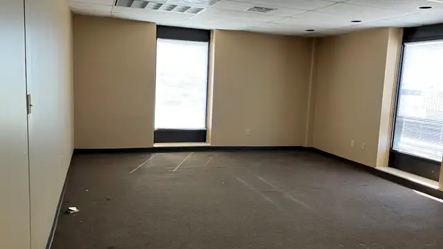 Office Building with Laydown Yard thumbnail 4