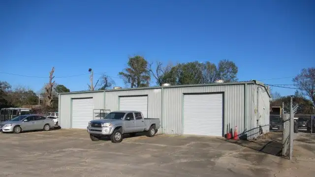 Industrial / Automotive Facility thumbnail 4