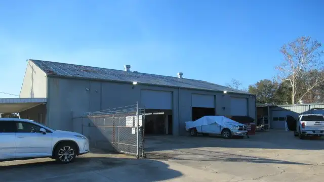 Industrial / Automotive Facility thumbnail 3