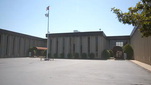 1800 Buckner Square thumbnail 3