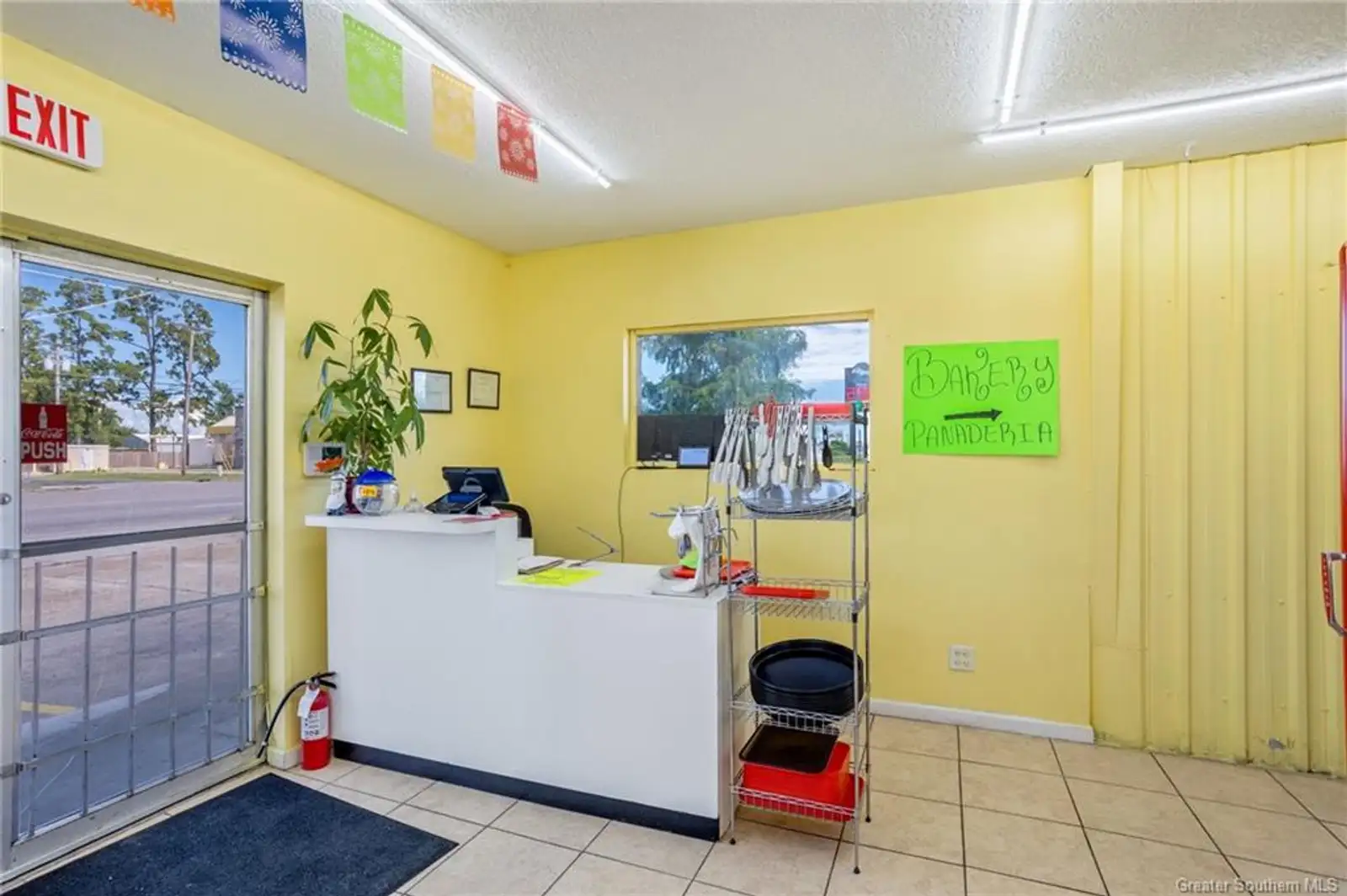Functioning Restaurant for Sale image 8