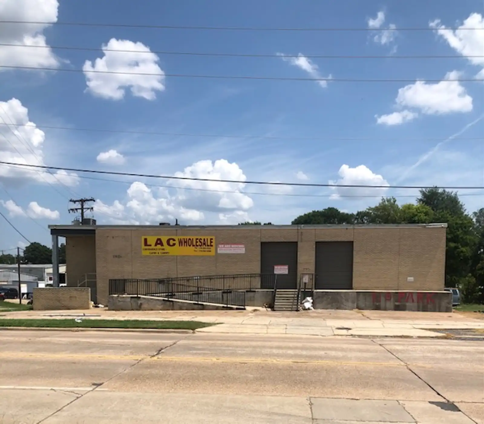 2901 Linwood image 1