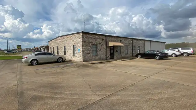 OFFICE WITH WAREHOUSE SPACE thumbnail 2