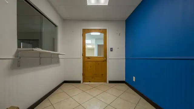 OFFICE WITH WAREHOUSE SPACE thumbnail 5