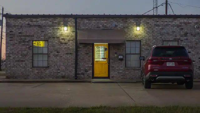 OFFICE WITH WAREHOUSE SPACE thumbnail 4