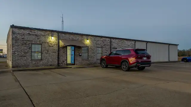 OFFICE WITH WAREHOUSE SPACE thumbnail 3