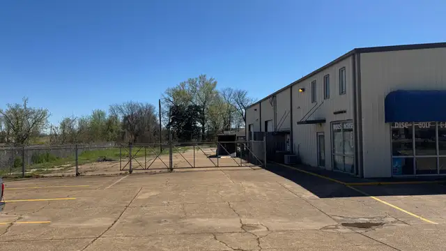 Heath Plaza 2058 - 2068 E. Texas thumbnail 3