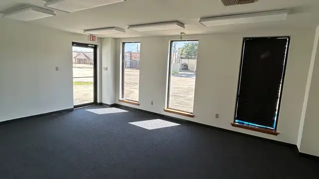 18 Commerce Ct thumbnail 5