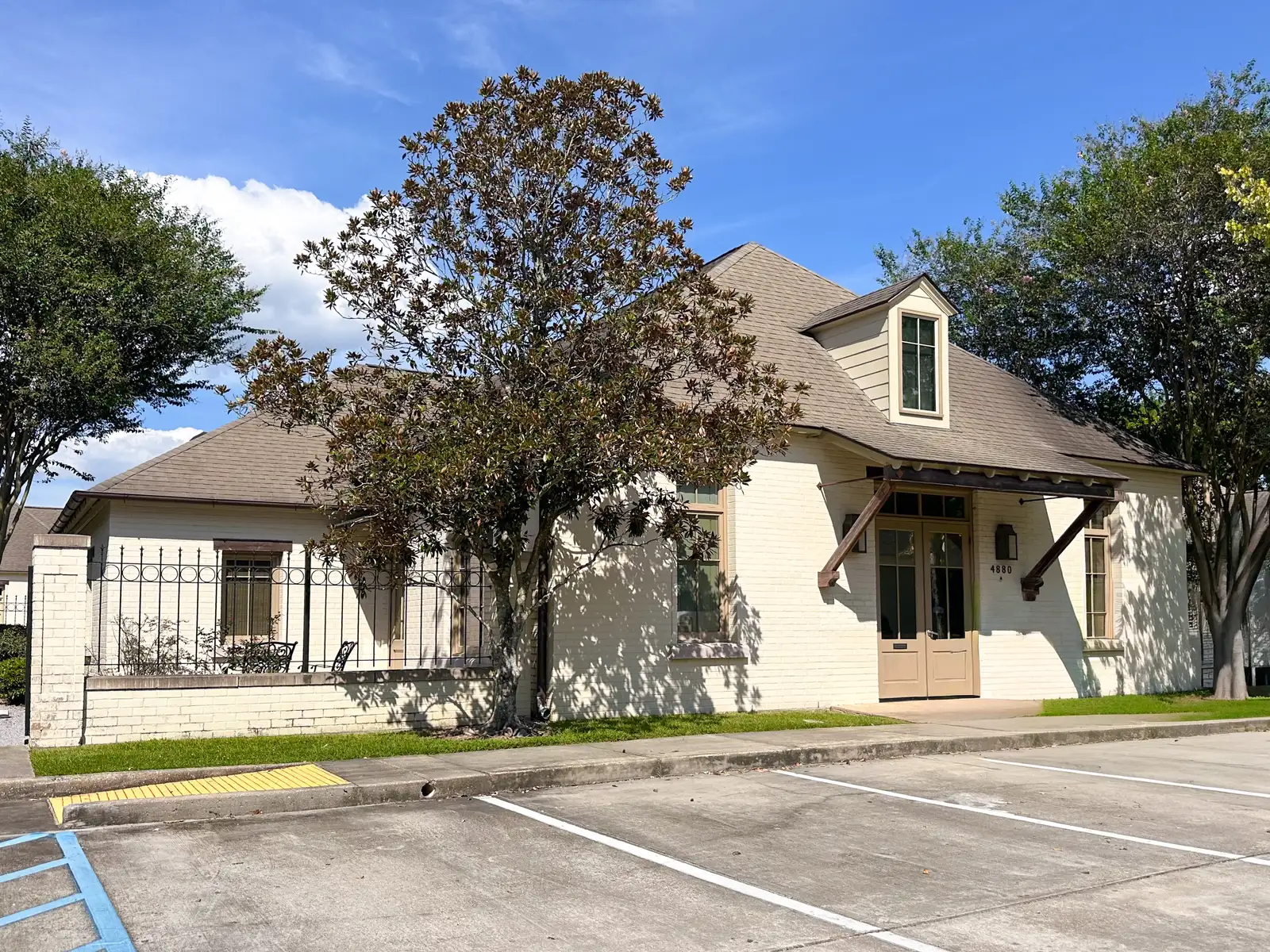 4880 Bluebonnet Blvd