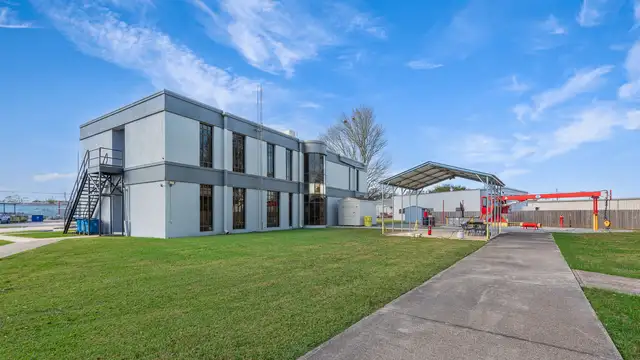 325 Industrial Pkwy thumbnail 2