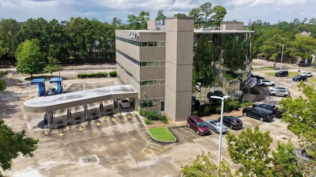Mandeville Capital One Building thumbnail 4