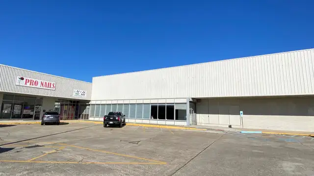 Donna Villa Shopping Center thumbnail 2