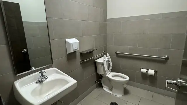 Suite D - 1602 S Burnside Ave thumbnail 3