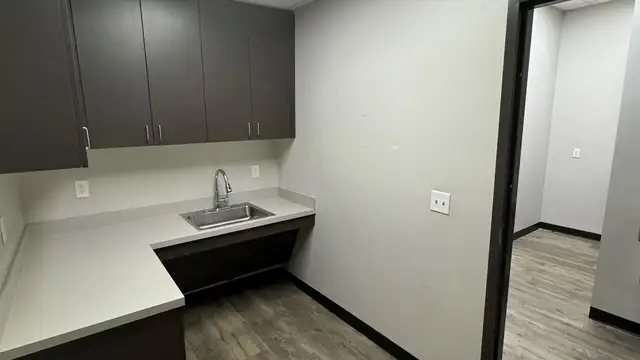Suite D - 1602 S Burnside Ave thumbnail 2