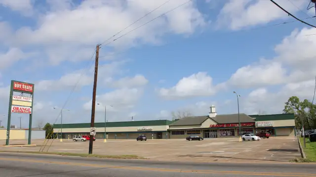 retail shopping center for lease, 1910 Cameron Street thumbnail 4