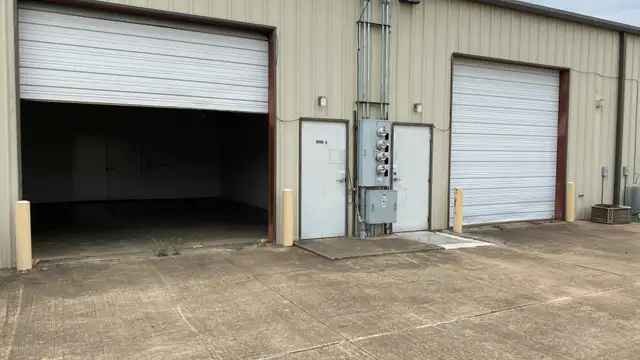 LIGHT INDUSTRIAL SPACE FOR LEASE thumbnail 4