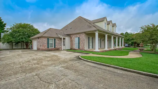 8900 Bluebonnet Blvd thumbnail 2