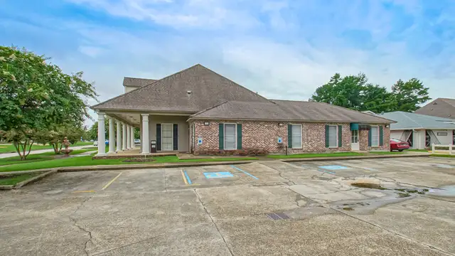 8900 Bluebonnet Blvd thumbnail 5