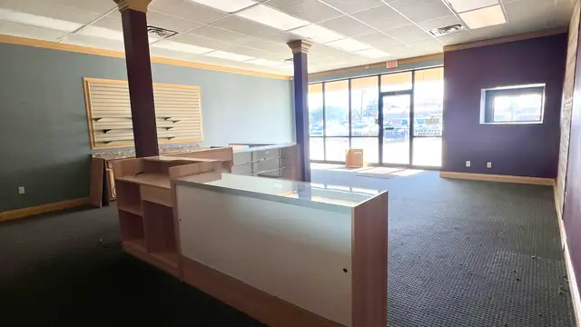Retail/Office Shopping Center thumbnail 5