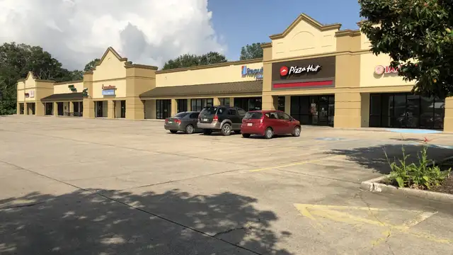 Retail/Office Shopping Center thumbnail 2