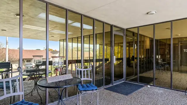 347 - HEYMANN OIL CENTER OFFICE SPACE FOR LEASE STE. 126 thumbnail 4