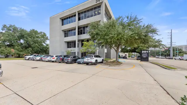 301 E Kaliste Saloom Rd thumbnail 3