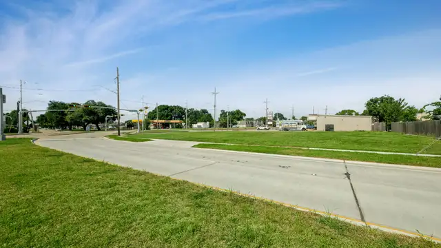 1905 Roosevelt Blvd thumbnail 5