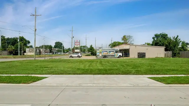 1905 Roosevelt Blvd thumbnail 4