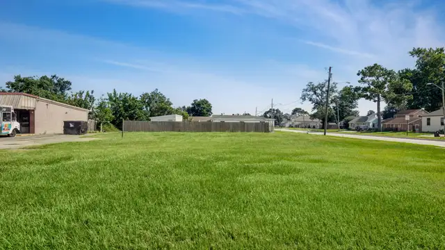 1905 Roosevelt Blvd thumbnail 3