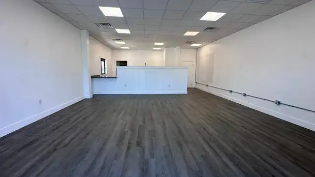 Retail End Cap w/ Drive Thru thumbnail 4