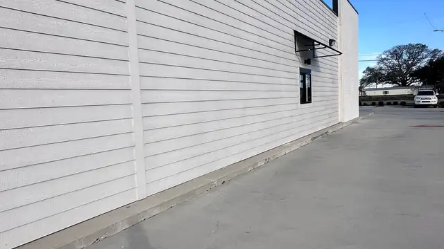 Retail End Cap w/ Drive Thru thumbnail 3