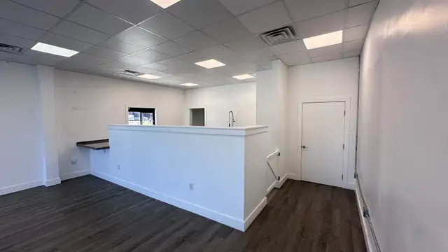 Retail End Cap w/ Drive Thru thumbnail 5