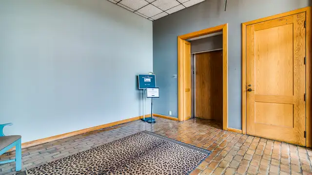 2110 W Pinhook Rd thumbnail 4