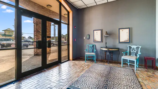 2110 W Pinhook Rd thumbnail 3