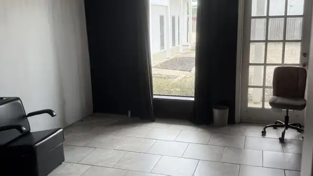 Former Salon Space on Florida Blvd. thumbnail 3