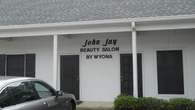 Former Salon Space on Florida Blvd. thumbnail 2