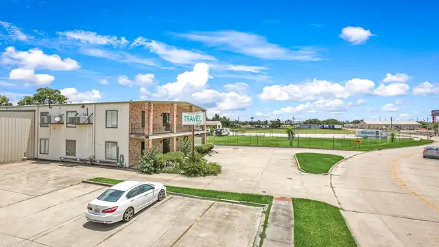 5056 Taravella Road thumbnail 3