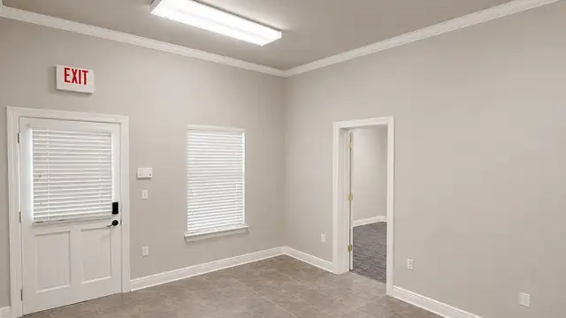 Professional Office Suite Near Airline Hwy & I-12 thumbnail 5