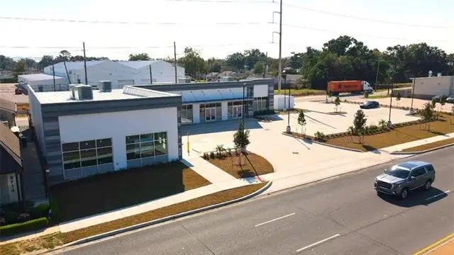 High End New Retail Strip Center thumbnail 4